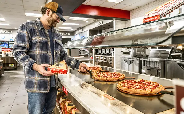 man getting pizza from the RaceTrac hot bar